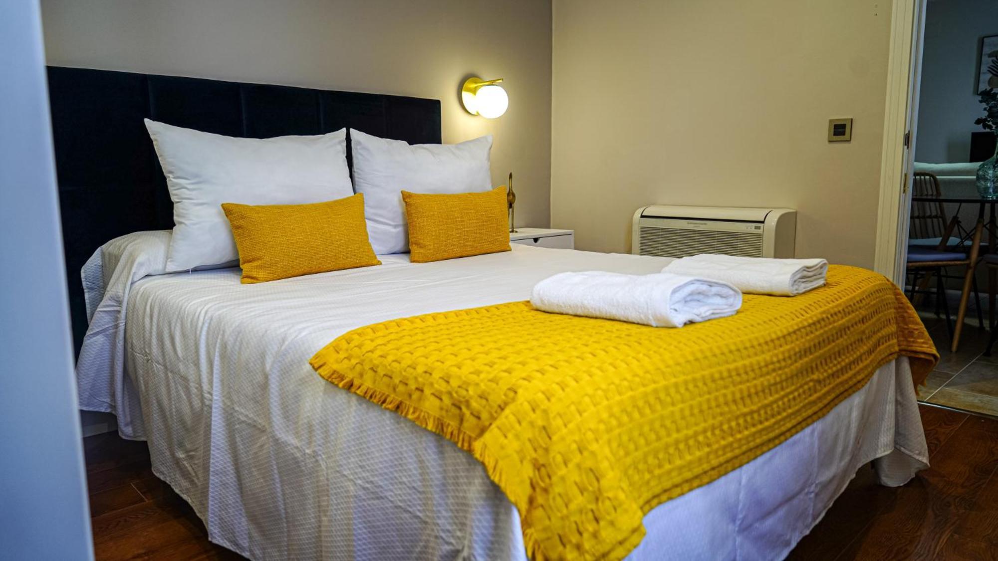 Apartamentos Puente Romano Suites Мерида Екстериор снимка