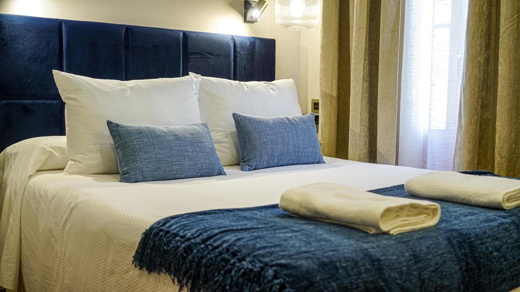 Apartamentos Puente Romano Suites Мерида Екстериор снимка