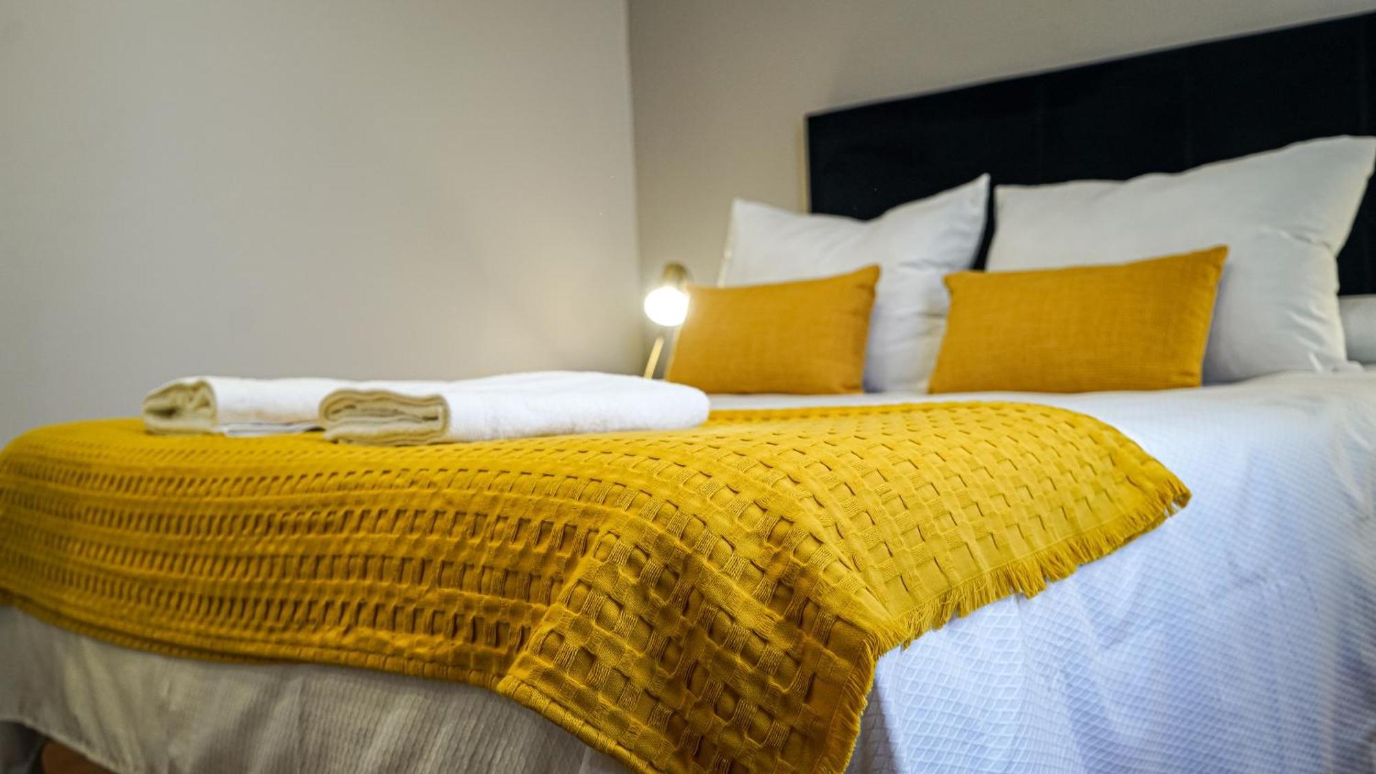 Apartamentos Puente Romano Suites Мерида Екстериор снимка