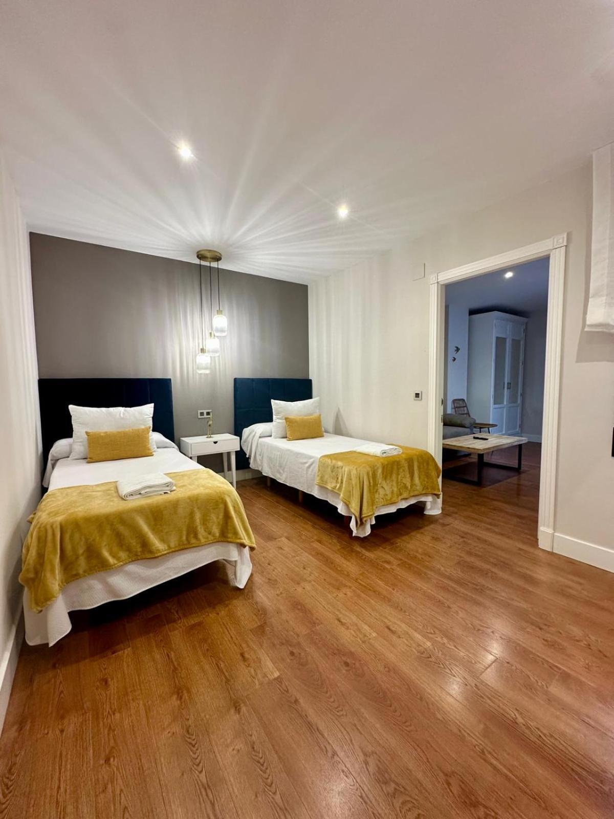 Apartamentos Puente Romano Suites Мерида Екстериор снимка